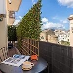 Tra I Vicoli Del Centro Oro E Malva *
